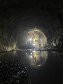 Efterinjektering och tätning i bergtunneln. Foto: Trafikverket