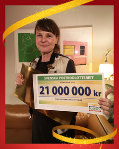 Generalsekreterare Mariann Eriksson med checken från Postkodlotteriet.
