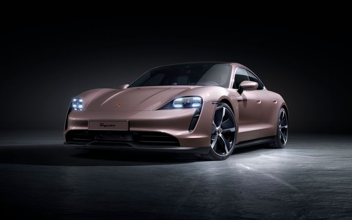 Porsche lanserar en fjärde version av sin helelektriska sportbil - den bakhjulsdrivna Porsche Taycan.