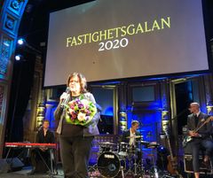Marianne Damström Gereben, kommunstyrelsens vice ordförande, tar emot priset för Årets Kommun 2019.
