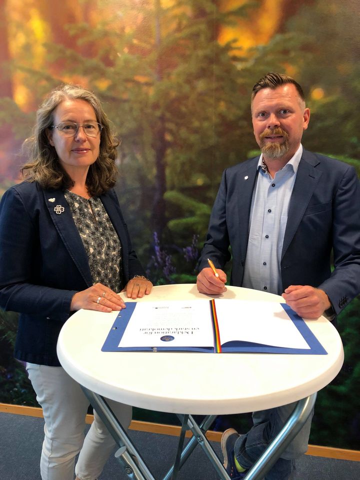 Anna-Britta Åkerlind och Per Nylén , vice ordförande respektive ordförande i kommunstyrelsen, ställer sig bakom deklarationen för en stärkt demokrati.