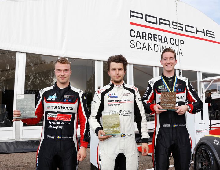 Topptrion i Porsche Carrera Cup Scandinavia 2020. Fr.v: Pontus Fredricsson (tvåa), Lukas Sundahl (mästare), Edvin Hellsten (trea). Foto: Micke Fransson