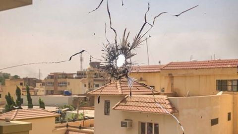 Ett fönster med skotthål på Läkare Utan Gränsers lokal i Khartoum, Sudan. Foto: Läkare Utan Gränser