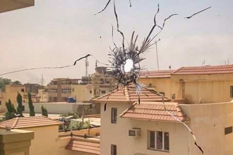 Ett fönster med skotthål på Läkare Utan Gränsers lokal i Khartoum, Sudan. Foto: Läkare Utan Gränser
