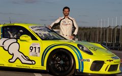 Prins Carl Philip övertygade med en sjätteplats under Porsche Carrera Cup Scandinavias testdag i Karlskoga. Foto: Micke Fransson