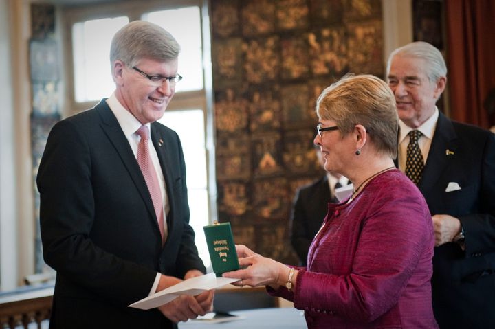 Stefan Mattsson, Mattssongruppen, mottar Näringslivsmedaljen ur näringsminister Maud Olofssons hand. I bakgrunden Kungl. Patriotiska Sällskapets ordförande Johan Nordenfalk.