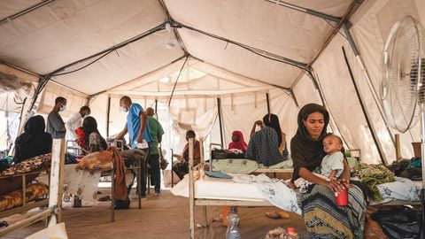 Läkare Utan Gränser har öppnat en tältklinik vid Duptisjukhuset i Afarregionen, Etiopien, för att hjälpa sjukvårdsmyndigheterna med den stora ökningen av patienter. Foto: Njiiri Karago/Läkare Utan Gränser