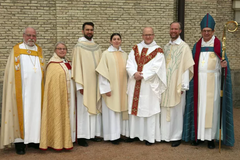 Biskop Atle Sommerfeldt, domprost Karin Burstrand och biskop Per Eckerdal flankerar de nyvidga prästerna Joel Göranson, Anna Veres, Fredrik Borglin och Markus Stenbeck.