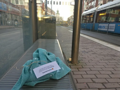 På hållplatser runtom i Göteborg har värmande, handstickade plagg lagts ut. Tillsammans kan vi ta hand om varandra och bidra till att skapa #envarmarestad