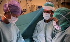 En multicenterstudie från Akademiska sjukhuset visar att  en mer aggressiv kirurgisk behandling, där primärtumören tas bort trots spridning till andra organ, förlänger överlevnaden för patienter med neuroendokrina bukspottkörteltumörer, grad 1–2, jämfört med att inte operera.