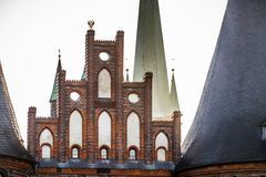 Lübeck Holstentor in between spires © LTM