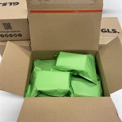 Ett paket innehöll flera gröna påsar med cannabisharts som skulle levereras till olika mottagare i Göteborgsområdet. Foto: Tullverket.