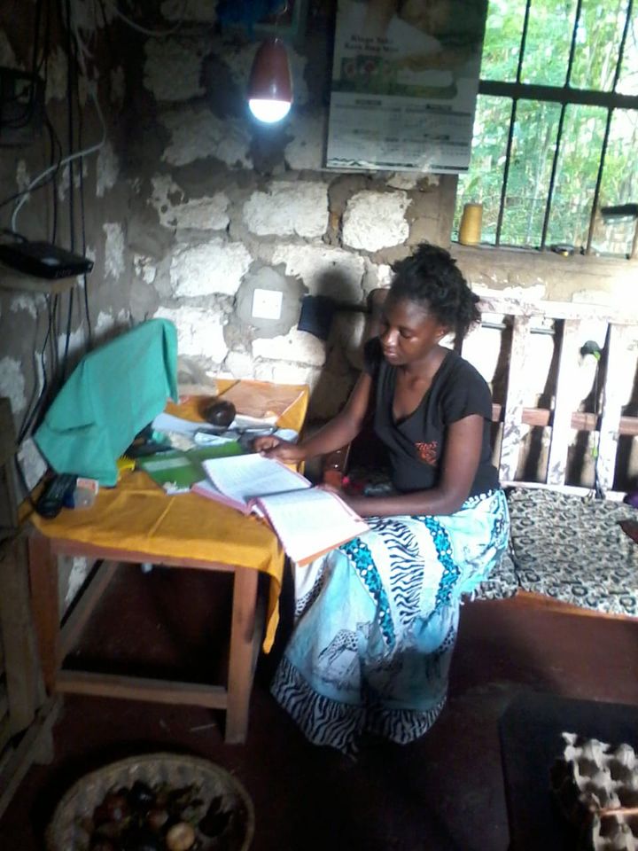 Grace Neema Japhet är 16 år och bor i Malindi i Kenya. Sedan några år har hon och hennes tre yngre bröder kunnat läsa sina läxor i skenet av en solcellslampa. Foto: Givewatts