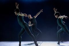 Sonatra med Kungliga Baletten 2021. På bilden: Erik Rudqvist, Hampus Gauffin och Samuele Ninci. Foto: Kungliga Operan/Carl Thorborg.