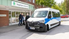 En av de nya minibussarna hämtar upp resenärer i Karlskoga