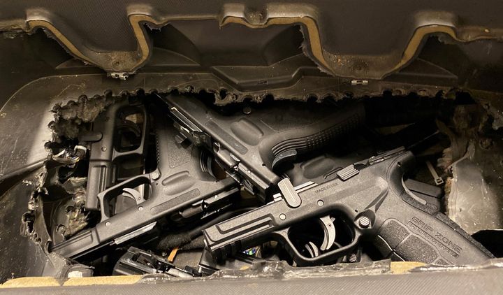Ett belgiskt par åtalas för att ha försökt smuggla in 15 skarpa vapen till Sverige. Foto: Tullverket