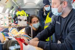 Sjuksköterskor med placering på beredskapsbasen vid Göteborg Airport / Landvetter under träning inför öppning av beredskapsbasen den 1 februari 2021.
De sjuksköterskor som tjänstgör vid Landvetter är anställda vid Akademiska sjukhuset i Göteborg och är verksamma till 50 procent som Flight Nurse för Svenskt Ambulansflyg.
