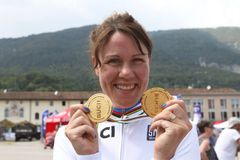 Anna Beck visar stolt upp sina två VM-guld från 2018.