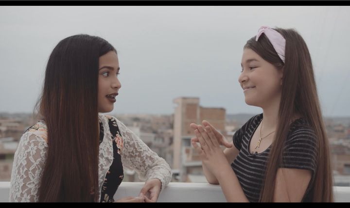 Arantza, 16 och Ana, 13 från Venezuela medverkar i dokumentärfilmen No Shame. Period - en film om mens, mod och hur livet förändras över en natt. Foto: Viktor Nordenskiöld/Plan International