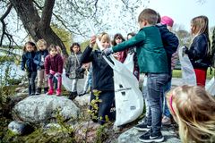 Foto: Anna Simonsson

På bilden: Klass från Kungsholmens Grundskola under deltagande av skräpplockning i Vi Håller Rent 2019