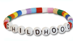 Med Childhood-armbandet visar du att du stödjer Childhoods arbete för alla barns rätt till en trygg och kärleksfull barndom, fri från våld och övergrepp.
