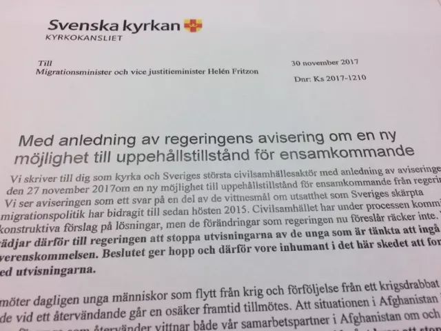 Svenska kyrkan upprepar i ett nytt brev sina krav på regeringen och begär ett möte med migrationsminister Helén Fritzon.