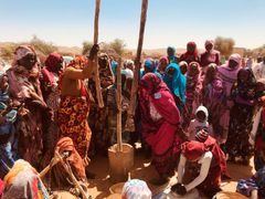 Kvinnor mal säd i norra Darfur. Foto: Filip Hellberg, Sida