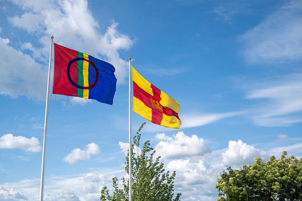 Den samiska flaggan vajar vid sidan om Svenska kyrkans flagga. Foto: Gustaf Hellsing/IKON