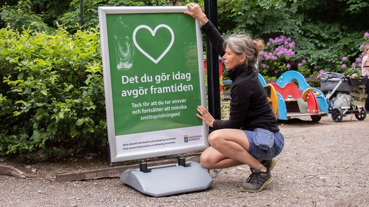 Helena Boström, parkarbetare på Enköpings kommun, hjälpte till att sätta upp affischer under måndagen.