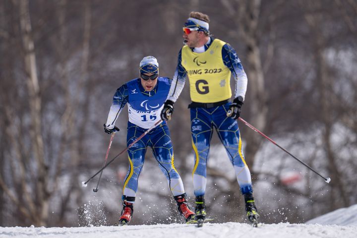 Zebastian Modin och guiden Emil Jönsson Haag körde hem ett brons på 12,5 kilometer fri stil på Paralympics i Peking. Foto: OIS/Thomas Lovelock
