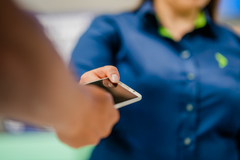 Inlämning av gamla elektroniska produkter på Elgiganten för återvinning.