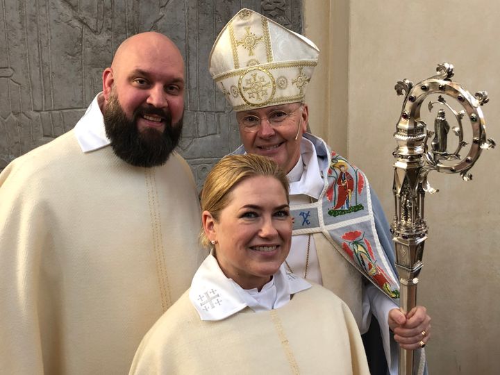 Simon Tjärnen och Annica Sundkvist vigdes på söndagen till nya präster i Strängnäs stift av biskop Johan Dalman.