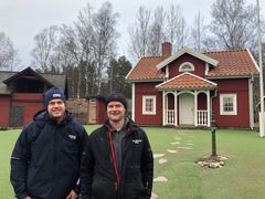 Emil Eriksson och Håkan Liljefors utanför husen i ”Katthult”. Där finns en loge med installerad ventilation, kyla och värme, för att skapa bra miljö för skådespelare och teknik.