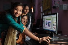 Digitaliseringen har ökat under pandemin, med större tillgänglighet till internet och olika digitala tjänster. Samtidigt har den digitala övervakningen och kontrollen av människor på nätet ökat. Här tre kvinnor från Indien som deltar i ett program där man stärker unga kvinnor från fattiga miljöer genom använda teknik och genomgå olika utbildningar för att bryta stereotyper om kön, klass och religion. Foto: Paula Bronstein/Images of Empowerment    Patna, Bihar, India.