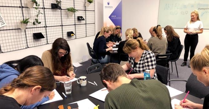 Emma Ström leder en workshop i kreativt skapande på EMG.