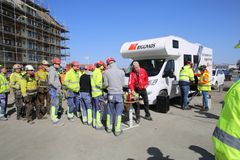 Jens Rundlöf, Jonas Wihlborg och Christopher Karlsson grillar korv och snackar fack med byggnadsarbetare. Foto: Byggnads