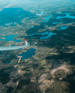 Vacker bild av sjöar i närheten av Borås flygplats.