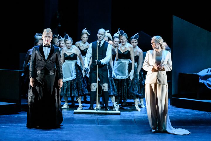 En midsommarnattsdröm, 2023. Rodrigo Sosa Dal Pozzo, Robert Fux, Elin Rombo samt Kungliga Operans kör. Foto: Kungliga Operan/Sören Vilks