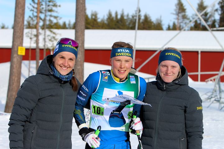 Magdalena Olsson, Tove Alexandersson och Linda Lindkvist tog silver i damernas VM-stafett. Foto: Mårten Lång/Svenska Orienteringsförbundet Fri bild