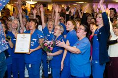 Personalen på USÖ jublar när de får ta emot priset för Bästa sjukhus i klassen Universitetssjukhus. Foto: Maria Bergman