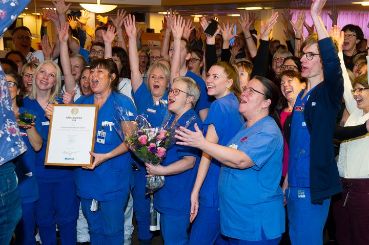 Personalen på USÖ jublar när de får ta emot priset för Bästa sjukhus i klassen Universitetssjukhus. Foto: Maria Bergman