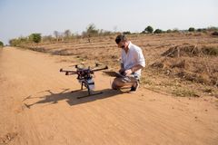 Maciek Drejak, CTO på Everdrone, förbereder en autonom drönare för transport av medicinsk utrustning. Malawi 2017-10-10.