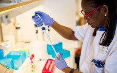 Joyce Hangandu Sommar, biomedicinsk analytiker vid Akademiska sjukhuset, arbetar med den nya genpanelen som möjliggör mer träffsäker diagnostik och individuellt anpassad behandling vid leukemi.