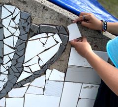 Ungdomar skapar konstverk av mosaik i Järva