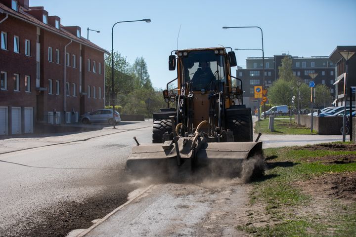 Efter en lång och intensiv vinter påbörjar nu gatudriften arbetet med att sopa gatorna rena från grus. Foto. Fredrik Larsson/Umeå kommun