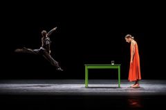 Mats Eks "överbord", en del av dansprogrammet Kylián/Ek/Naharin med Kungliga Baletten. På bilden: Dmitry Zagrebinoch Daria Ivanova. Foto: Carl Thorborg