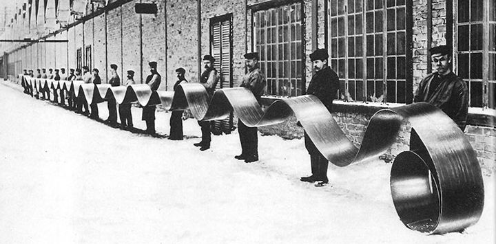 Stålband för transportörer gjordes av kallvalsat band. Bild från Sandvikens Jernverk 1914.