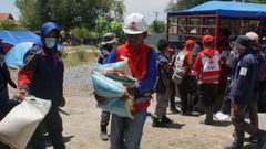 Efter den stora jordbävningen och tsunamin börjar katastrofhjälp anlända med mat, vatten och mediciner till de drabbade. Foto: Iris van Deinse/IFRC