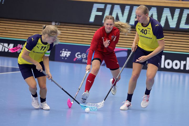 Maja Viström och Lovisa Åström i U19-damlandslaget. Foto: Per Wiklund