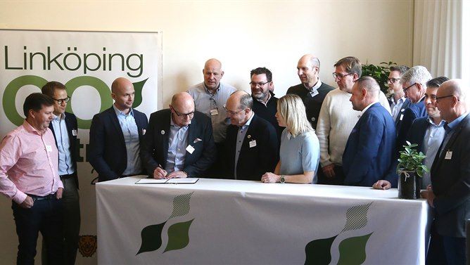 Mile Elez signerar Linköpingsinitiativets nya avtal för 2020-2021. Foto: Peter Jigerström